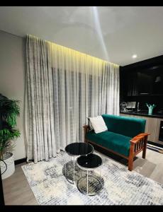 Rustic Like Studio Next To Pride Inn & Ibis Hotels Westlands的休息区
