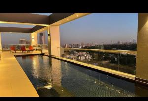内罗毕Rustic Like Studio Next To Pride Inn & Ibis Hotels Westlands的一座享有城市美景的建筑内的游泳池