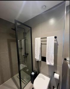 Rustic Like Studio Next To Pride Inn & Ibis Hotels Westlands的一间浴室