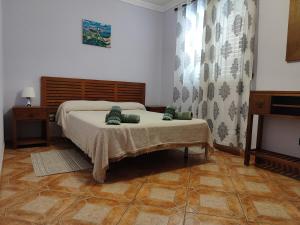 - une chambre avec un lit doté d'oreillers verts dans l'établissement Casa de Campo Hiurma, à Triquivijate
