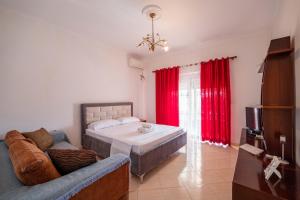 Ένα ή περισσότερα κρεβάτια σε δωμάτιο στο Vila Agim Doko