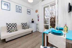 a living room with a couch and a table at Il tuo paradiso a Bell-aria in Bellaria-Igea Marina