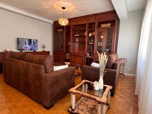 a living room with two couches and a table at Cangas centro en familia con encanto in Cangas de Morrazo
