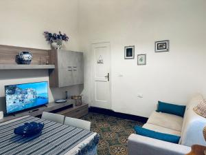 a living room with a couch and a flat screen tv at Lerici Dream View in Lerici
