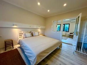 Postel nebo postele na pokoji v ubytování Attalos Suites Hotel