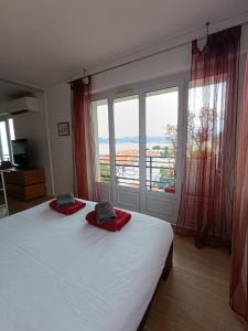 Postel nebo postele na pokoji v ubytování Plages du Midi, Superbe Vue Mer, Grand Confort, 4 pers + 29 fotografií
