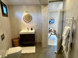Koupelna v ubytování Attalos Suites Hotel