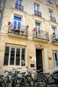 a group of bikes parked in front of a building at Au Coeur de Bordeaux B&B in Bordeaux