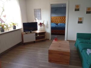 a living room with a couch and a table at Ferienwohnung Ostfriesland in Stapelmoor