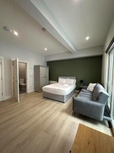 Katil atau katil-katil dalam bilik di Abbey Apartments