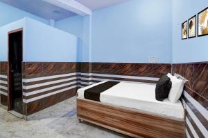 SikandarābādにあるBABA Guest Houseのベッドルーム1室(ガラス張りのベッド1台付)