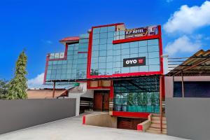 SikandarābādにあるBABA Guest Houseの上に看板がある建物