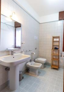 un baño con lavabo e inodoro en Comfort and relax in Via Digione, en Padua