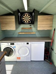 Redmarley DʼAbitotにあるMoat Viewのキッチン(洗濯機、壁にダーツボード付) +39枚の写真