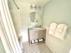 Ένα μπάνιο στο Oakland House Seaside Inn & Cottages