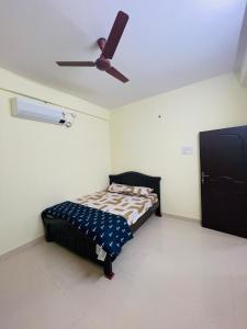 Ένα ή περισσότερα κρεβάτια σε δωμάτιο στο Luxurious 2 Bedroom Flat near Airport