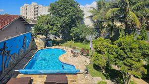Una vista aérea de una piscina en un patio. en Piscina Aquecida, 5 suítes, Bilhar, Varanda Gourmet, 100mts mar, en Itanhaém
