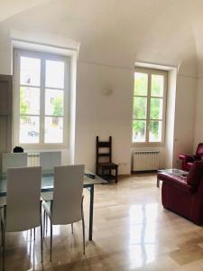 a living room with a table and chairs at Domo de Logu TÀTARI ANTIGA in Sassari
