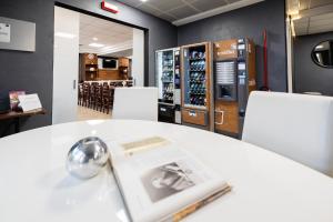 Kuchyň nebo kuchyňský kout v ubytování Scheppers Hotel