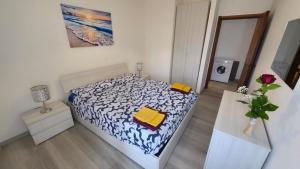 Un pat sau paturi într-o cameră la Appartamento Lido di Fermo vista mare, a 50m dalla spiaggia, 1 piano ascensore