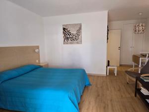 - une chambre avec un lit bleu dans l'établissement Apartamento Victoria, à Vilamoura