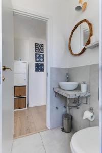 a white bathroom with a sink and a mirror at Il tuo paradiso a Bell-aria in Bellaria-Igea Marina +17 photos