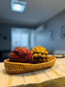 ein Obstkorb auf einem Tisch in der Unterkunft 150 m da Catedral de Pedra - Centro de Canela in Canela