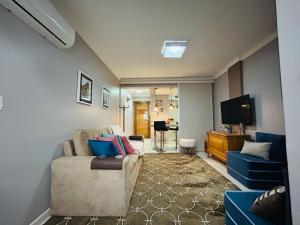ein Wohnzimmer mit Sofa und Fernseher in der Unterkunft 150 m da Catedral de Pedra - Centro de Canela in Canela