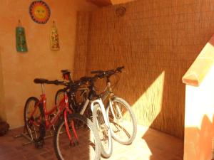 dos motos estacionadas contra una pared en una habitación en B&B Canne al vento, en Muravera