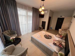 北马马亚-讷沃达里Ida Beach的客厅配有桌子和两把椅子