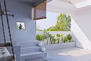 Moonlight Manor- Luxury Escape في بانغالور: غرفة معيشة مع درج ومرجيح