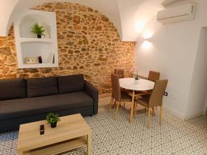 a living room with a couch and a table at Al-Qazeres Suites in Cáceres
