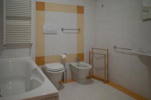a bathroom with a toilet and a tub and a sink at Casa Jack in San Giorgio di Piano +9 photos