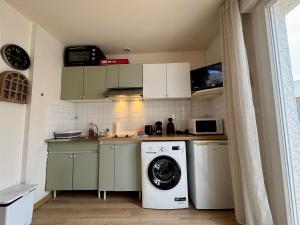 una cucina con lavatrice e lavatrice di Studio Le Tigre Cosy Centré a Saint-Vincent-sur-Jard Altre 13 foto