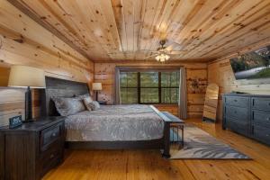 une chambre avec un lit et un plafond en bois dans l'établissement Heaven Sent - Sauna & Jacuzzi - Mini Golf, à Stephens Gap