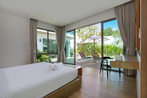 - une chambre avec un lit et une vue sur une terrasse dans l'établissement Luxury Villa in heart of Bang Tao! Villa BEAM, à Laguna Phuket 67 autres photos