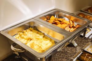Makanan di atau di tempat lain dekat hotel