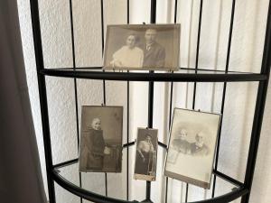 a round glass shelf with pictures on it at Haus Gründerzeit in Görlitz