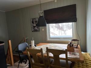 Un televizor și/sau centru de divertisment la Rainbow house Akkarfjord Sørøya