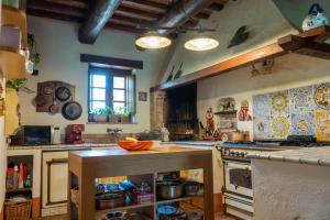 Η κουζίνα ή μικρή κουζίνα στο Casale Farnia
