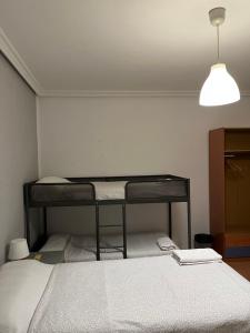 Cama o camas de una habitación en Roomin Hostel