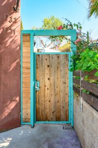 Ảnh trong thư viện ảnh của Scenic Retreat with Deck & Stunning Views in LA ở Glendale