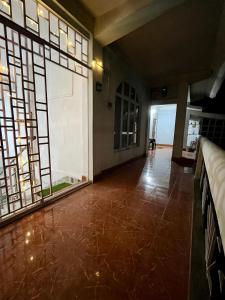 una stanza vuota con una grande vetrata e un pavimento di Heritage Inn Homestay Sivsagar a Sibsāgar