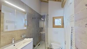 un bagno con lavandino, WC e specchio di Abitaziun Prünella - La Punt Chamues-ch a La Punt-Chamues-ch Altre 22 foto