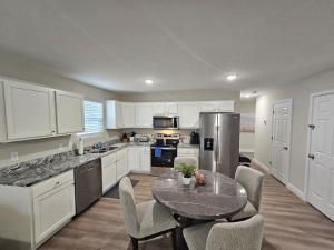 Η κουζίνα ή μικρή κουζίνα στο Amazing New Wilmington Ranch +30 φωτογραφίες