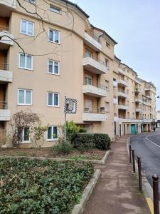 an empty street in front of an apartment building at très bel appartement 2 pièces in Brétigny-sur-Orge +27 photos