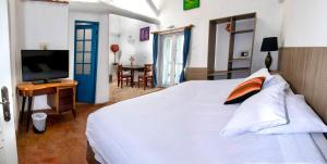 A bed or beds in a room at Inkarri Cusco