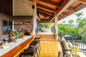 Un patio al aire libre con sillas y chimenea. en Grand Hawaiian Villa Ocean Views, Pool with Ohana Suite, en Kailua-Kona