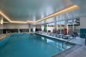 阿尔伯克基Fairfield by Marriott Inn & Suites Albuquerque Uptown的一座带椅子的酒店游泳池