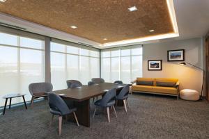 阿尔伯克基Fairfield by Marriott Inn & Suites Albuquerque Uptown的一间配备有桌椅和沙发的会议室 更多21张照片